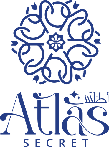 Logo Atlas Secret : rosette entrelacée d'inspiration marocaine surmontant le mot Atlas, accompagné de sa calligraphie arabe, et du mot Secret
